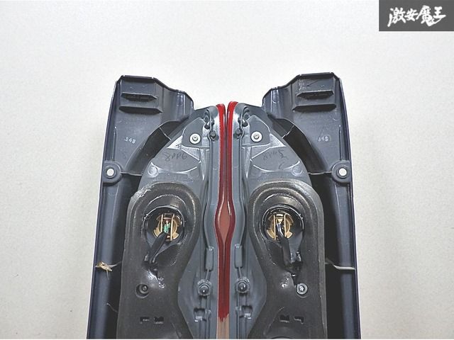 と*も様 新車外し/ハイエース 純正テールランプ 左右セット koito 26- 新車外し】 トヨタ 200系ハイエース純正後期テールランプ 右側のみ