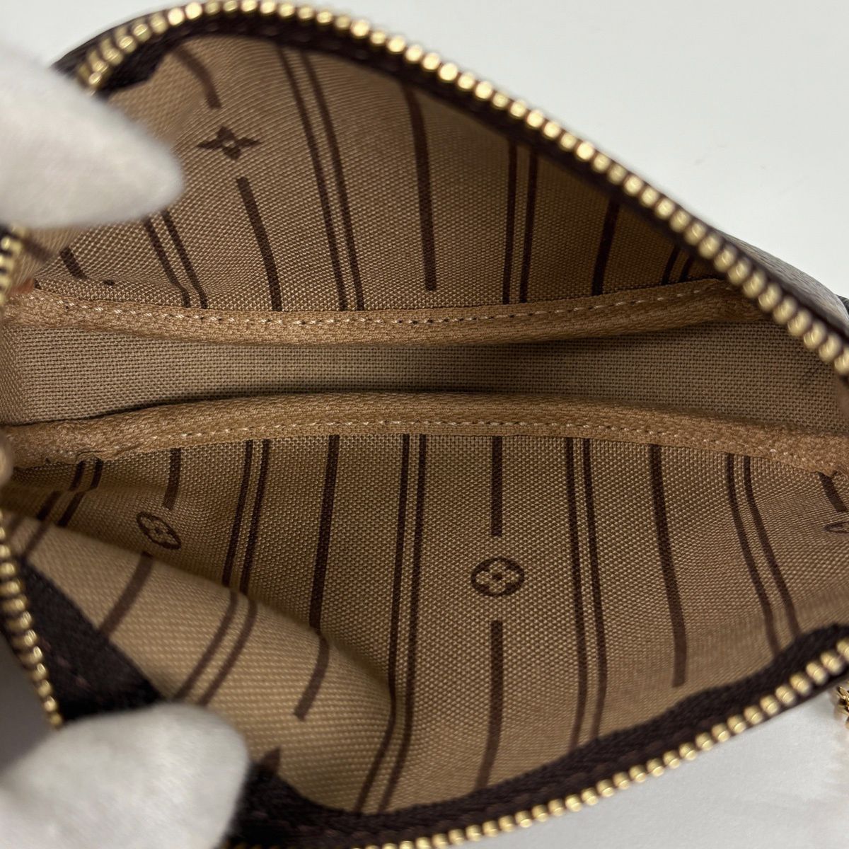 モノグラム ブラウン