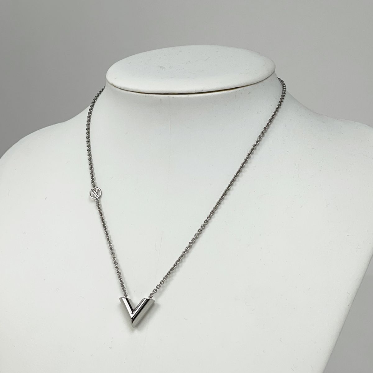ルイ・ヴィトン Louis Vuitton エセンシャル V ネックレス シルバー