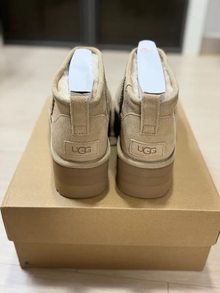  UGG アグ クラシック ミニ フラットフォーム ブーツ 8 250 その他 ブーツ