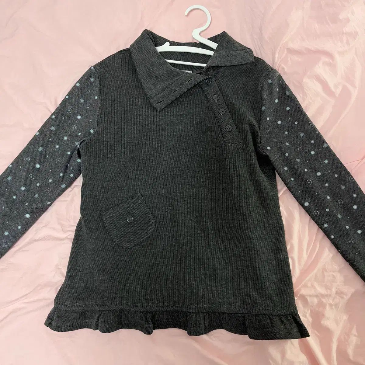 HUG YOUR SKIN ハグユアースキン フラワー ボタン タートルネック トップス チャコール