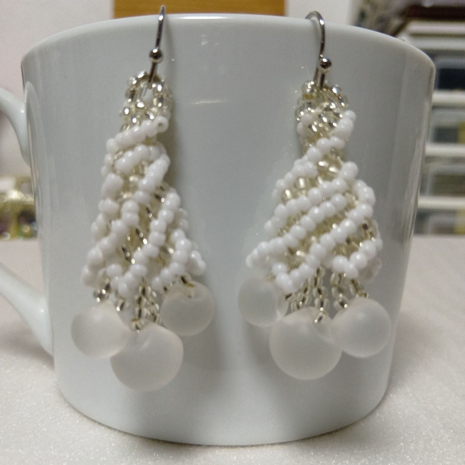 ホワイトクリスマスツリーのピアス ☆ピアス Xmas/ホワイトツリー - メルカリ