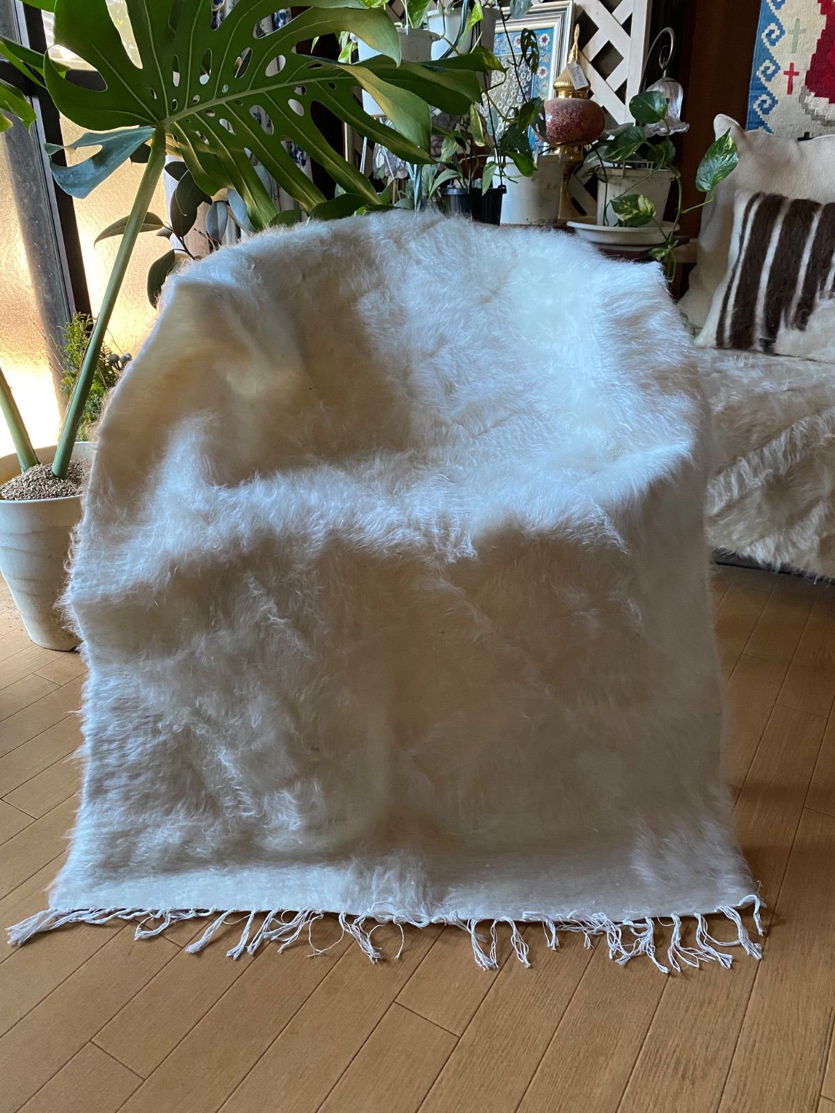 新しい白いシイルトバッタニイェ アンゴラヤギのモヘアで織られた人にも動物にも優しい手織りの毛布 ソファや椅子にかけても素敵 一回り大きな膝掛けサイズオールマイティに色々使える便利な白いバッタニイェ シイルトバッタニイェは現地直輸入 で