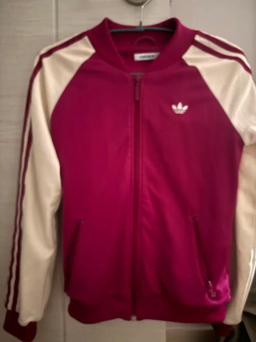 アディダス ピンク バーガンディ スリムフィット ジャージ 実物