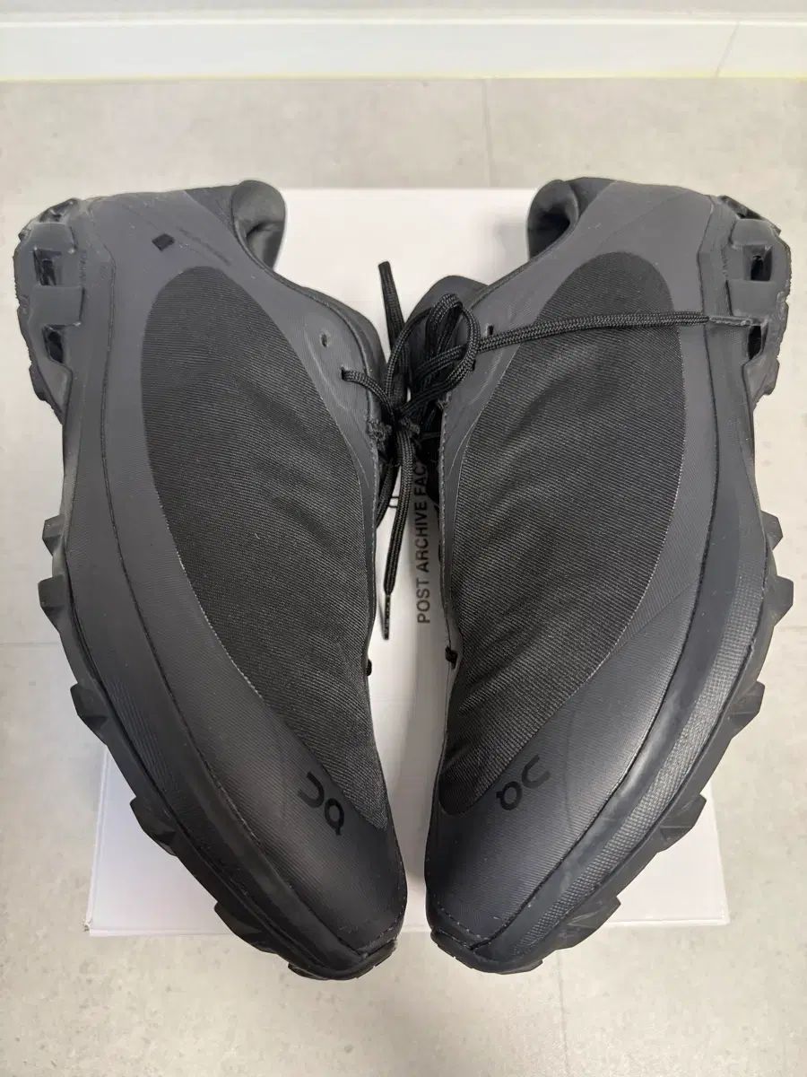 280 オン ランニング ポスト ブルーアーカイブ ブルアカ ション クラウドベンチャー ブラック