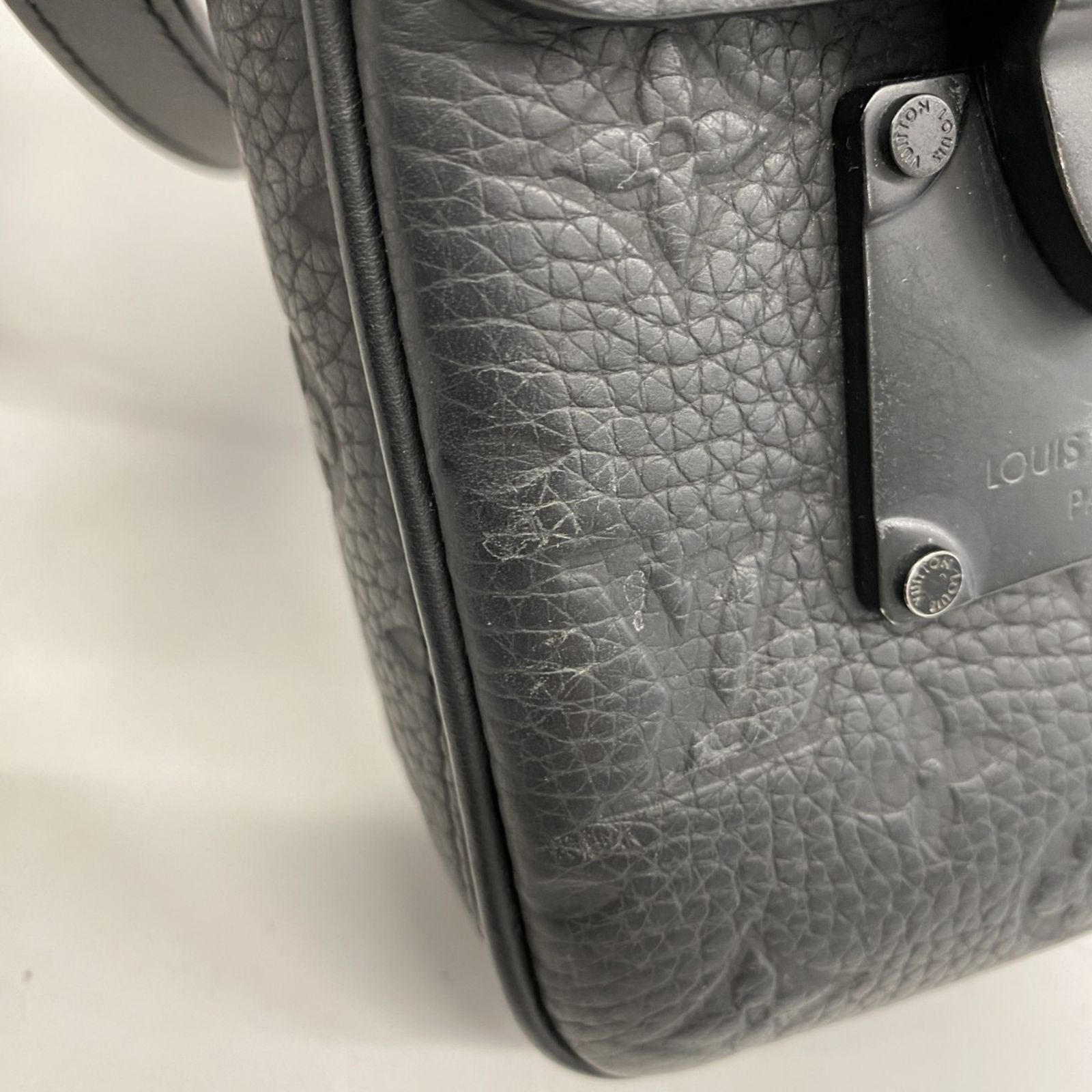 トリヨン Sロックヴェルティカルウェアラブルウォレット