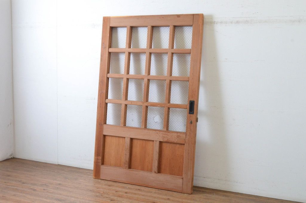 現状販売 マス目格子蔵戸 アンティーク建具 ヒノキ材 きつね格子 狐格子 升目格子戸 玄関戸 引き戸 4～7営業日前後で発送 修理加工希望の方3ヶ月程で発送 R-065074