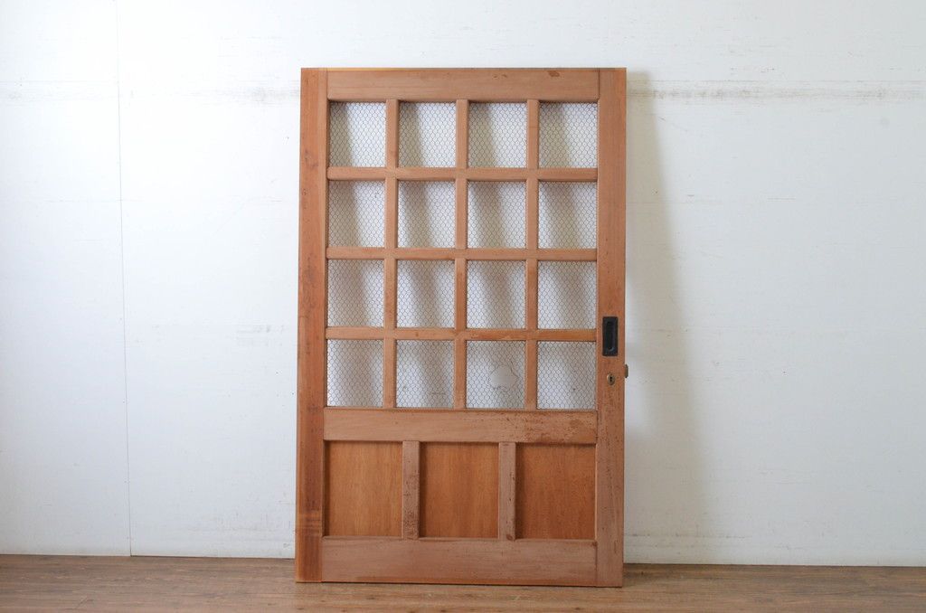 現状販売 マス目格子蔵戸 アンティーク建具 ヒノキ材 きつね格子 狐格子 升目格子戸 玄関戸 引き戸 4～7営業日前後で発送 修理加工希望の方3ヶ月程で発送 R-065074
