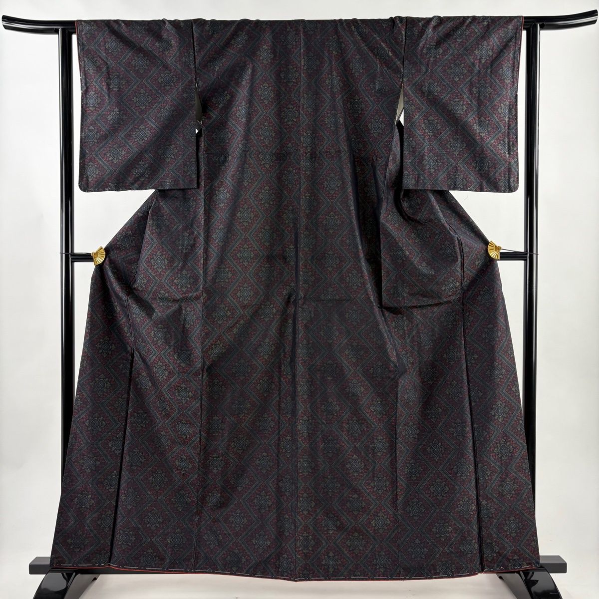 未使用美品 大島紬 黒地瓢箪飛び柄 丈162 裄68.5 ゆったりめ 美品】 大島紬 身丈160.5cm 裄丈63cm S 袷 アンサンブル 証紙 菱 幾何