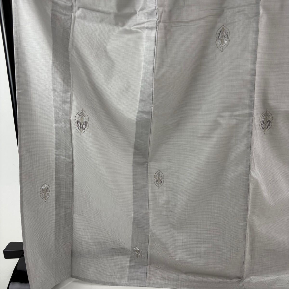 小紋 身丈172 cm 裄丈70.5 L 単衣 大島紬地 幾何学模様 草花 刺繍 金糸 灰色 正絹