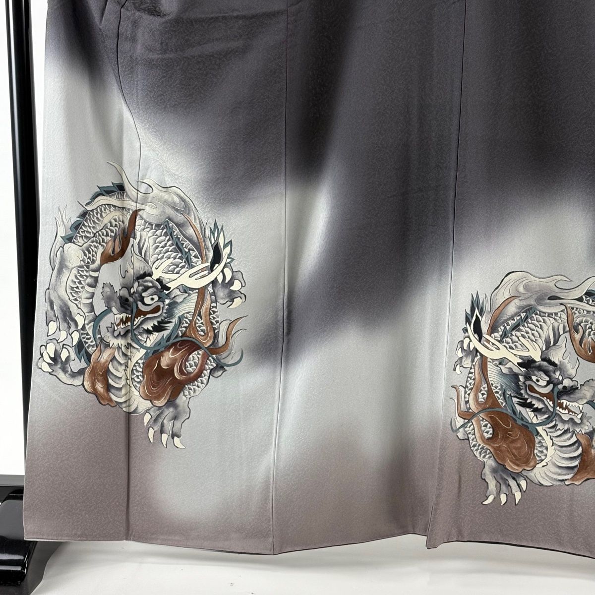 色留袖 身丈165.5 cm 裄丈66 M 袷 草野一騎 落款 龍 地紋 ぼかし 黒灰 正絹