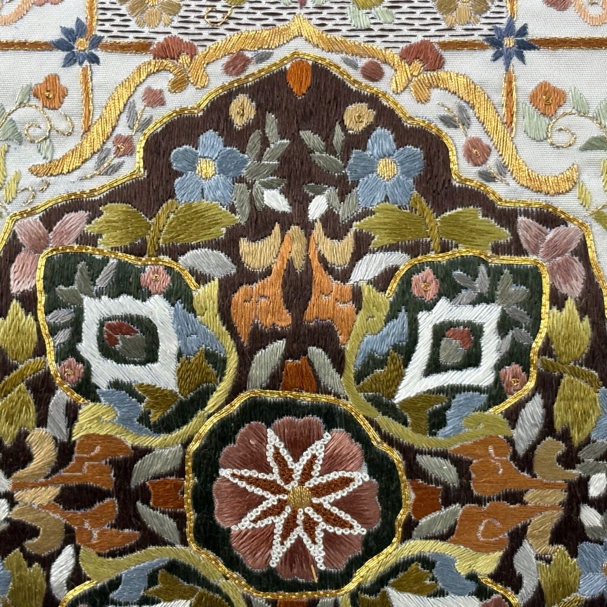 袋帯 華文 草花 刺繍 金糸 銀色 六通 正絹