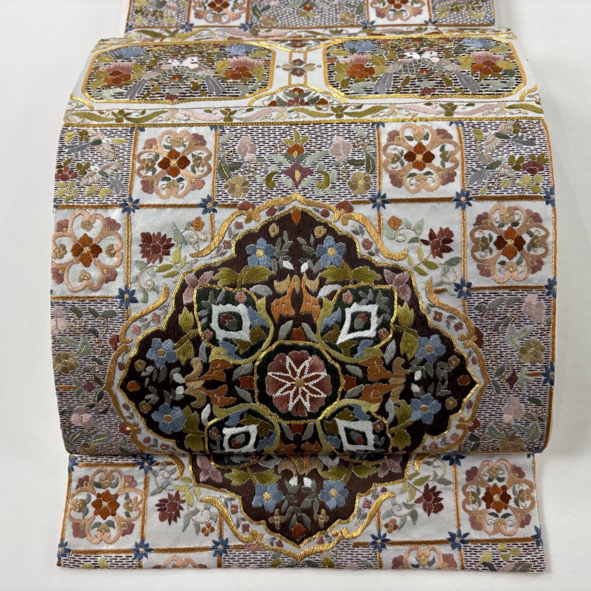 袋帯 華文 草花 刺繍 金糸 銀色 六通 正絹