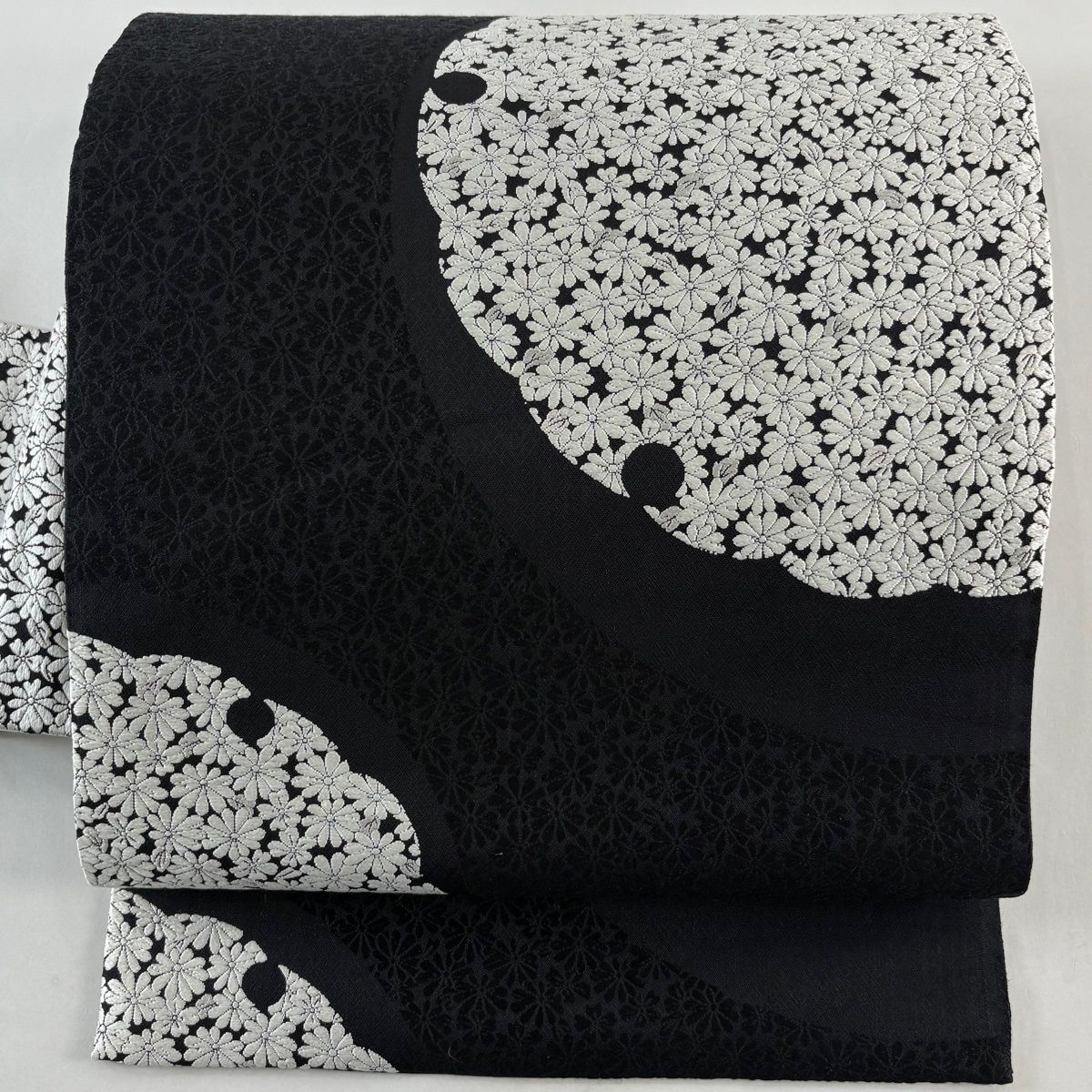 名古屋帯 秀品 落款 雪輪 桜 唐織 黒 正絹 【中古】 - メルカリ