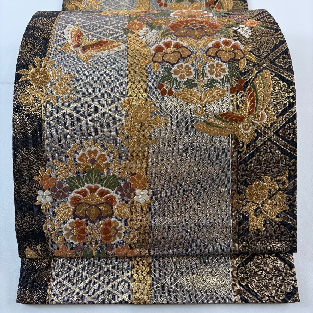 美品】 袋帯 秀品 草花 蝶 唐織 箔 銀色 六通 正絹 【中古】 - メルカリ