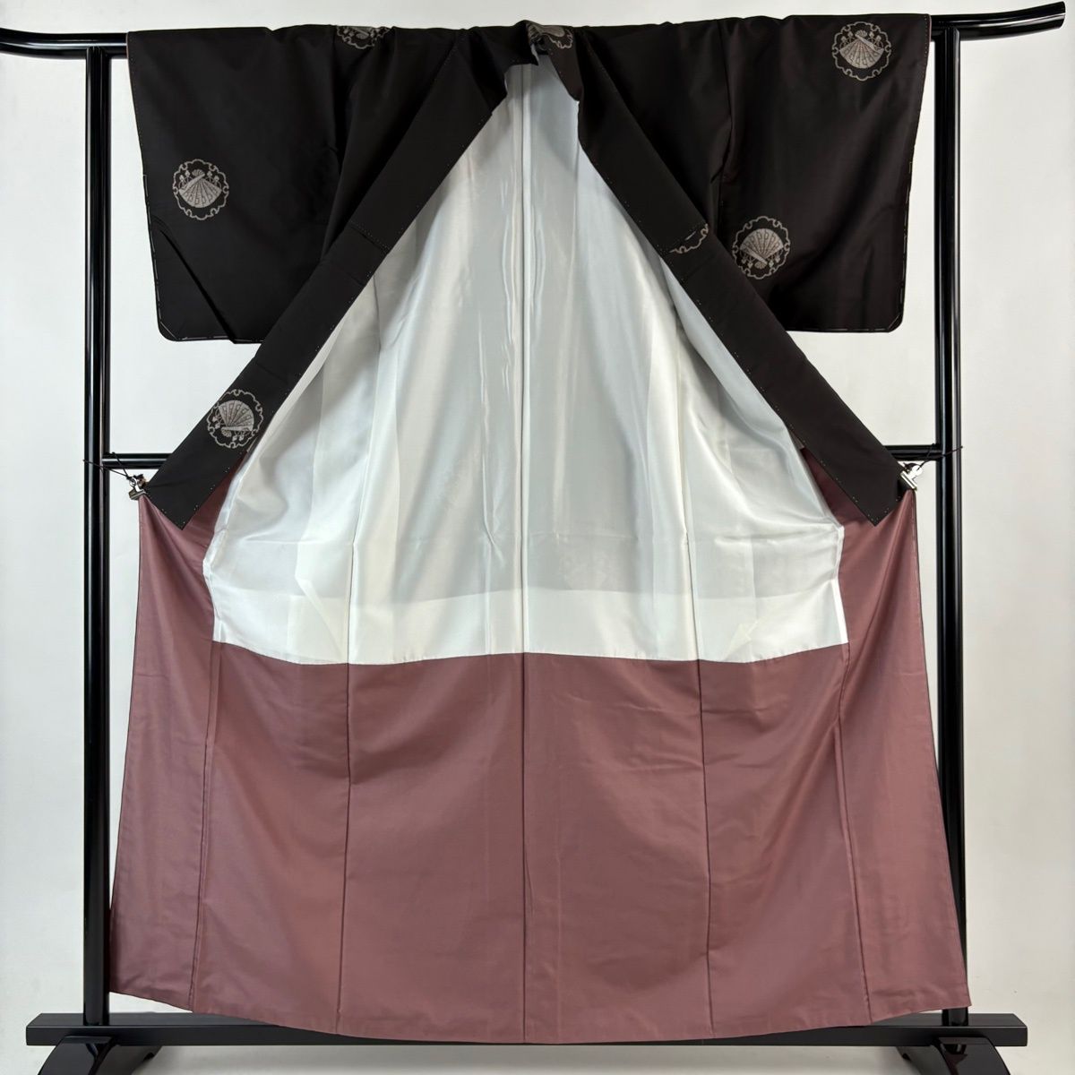  大島紬 身丈160 cm 裄丈62 S 袷 証紙 雪輪 桧扇 純泥染 黒 正絹 紬 着物