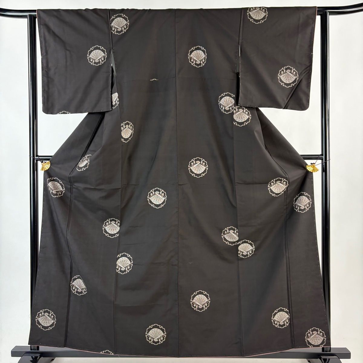 大島紬 身丈160cm 裄丈62cm S 袷 証紙 雪輪 桧扇 純泥染 黒 正絹 名品