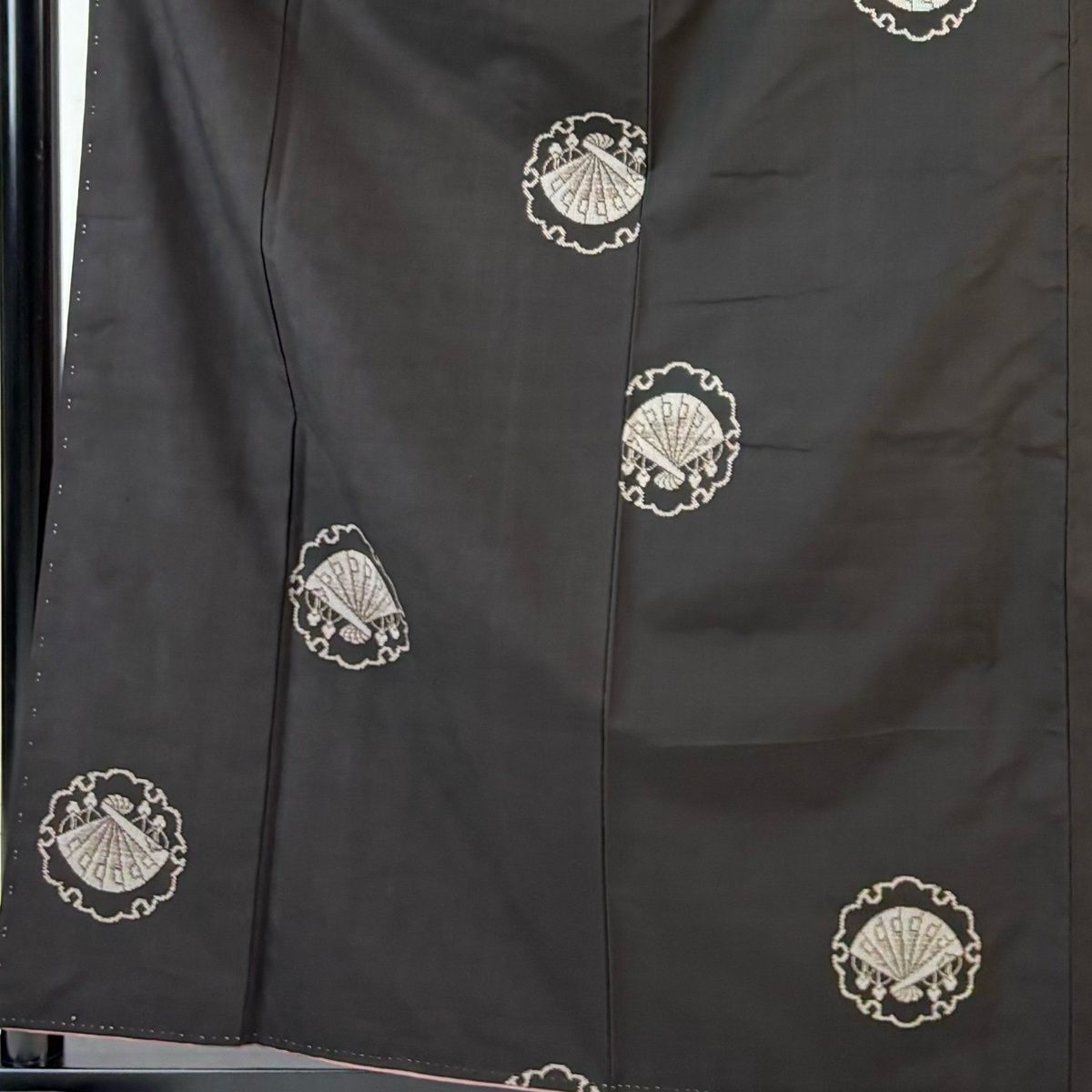 大島紬 身丈160 cm 裄丈62 S 袷 証紙 雪輪 桧扇 純泥染 黒 正絹