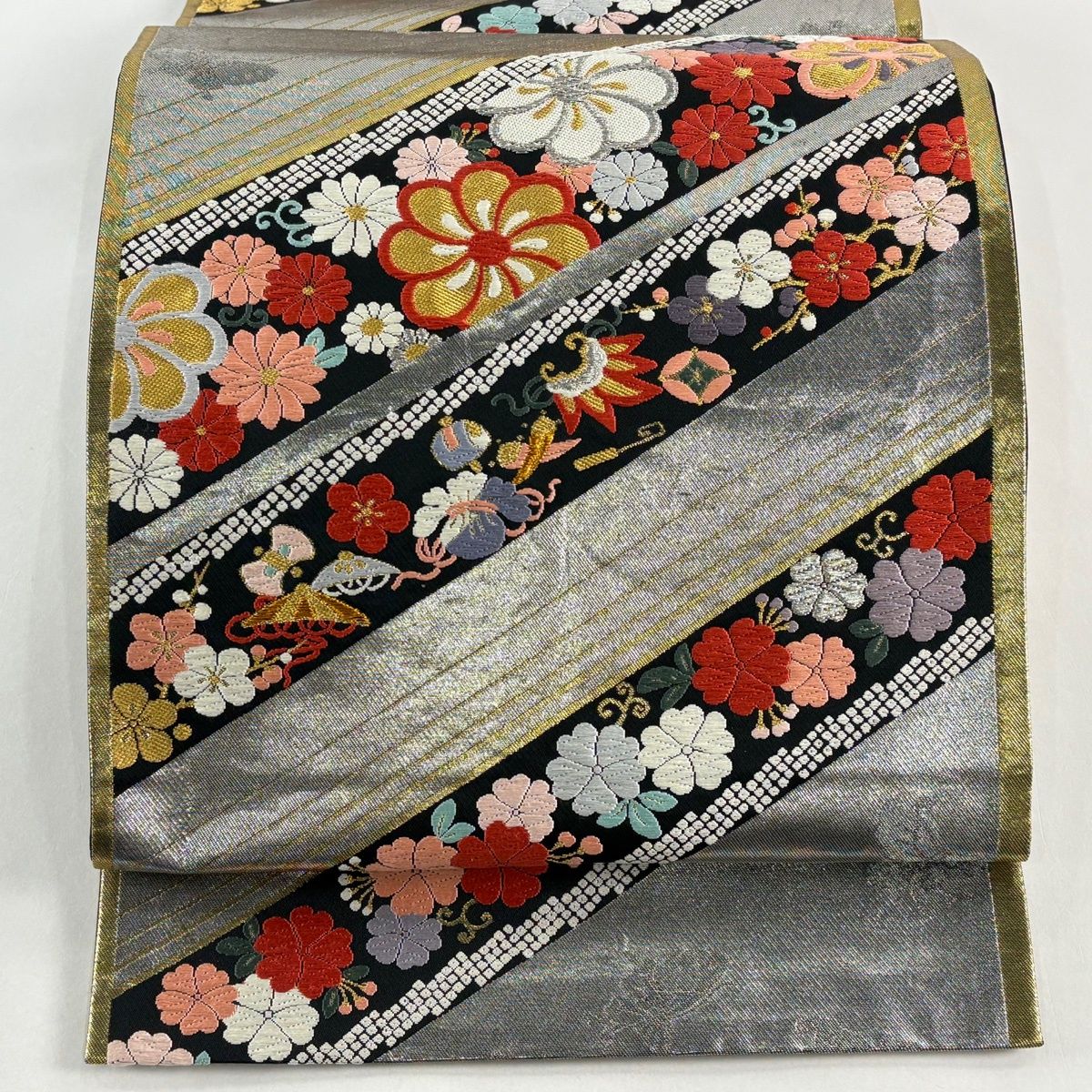 袋帯 秀品 菊唐草 宝尽くし 箔 唐織 銀色 六通 正絹 【中古】 - メルカリ