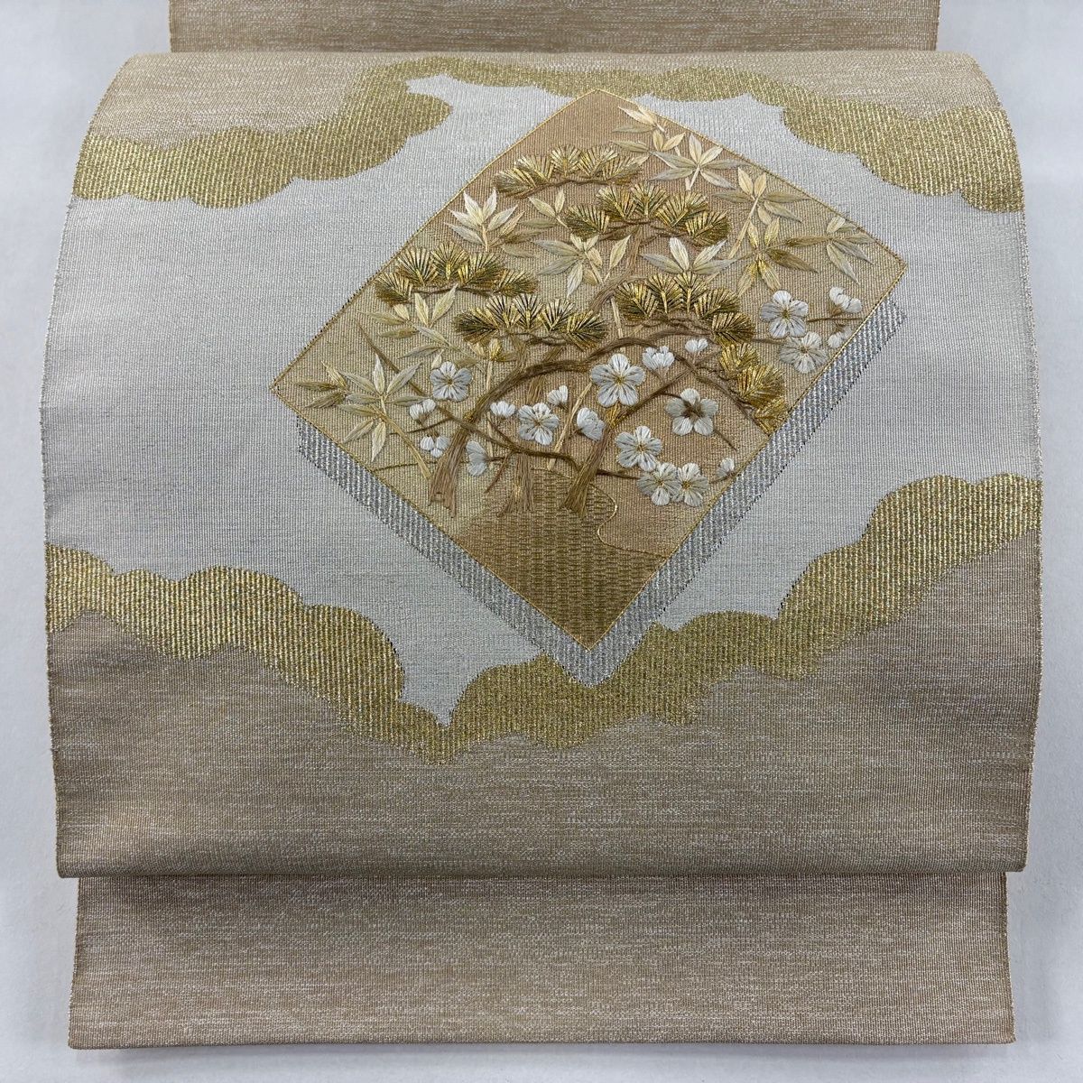 名古屋帯 秀品 八寸名古屋帯 松葉仕立て 色紙 松竹梅 刺繍 金銀糸 ベージュ 正絹