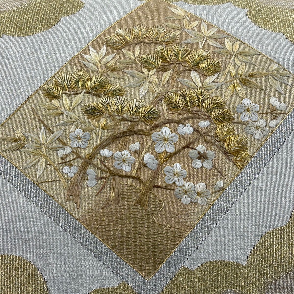 名古屋帯 秀品 八寸名古屋帯 松葉仕立て 色紙 松竹梅 刺繍 金銀糸 ベージュ 正絹