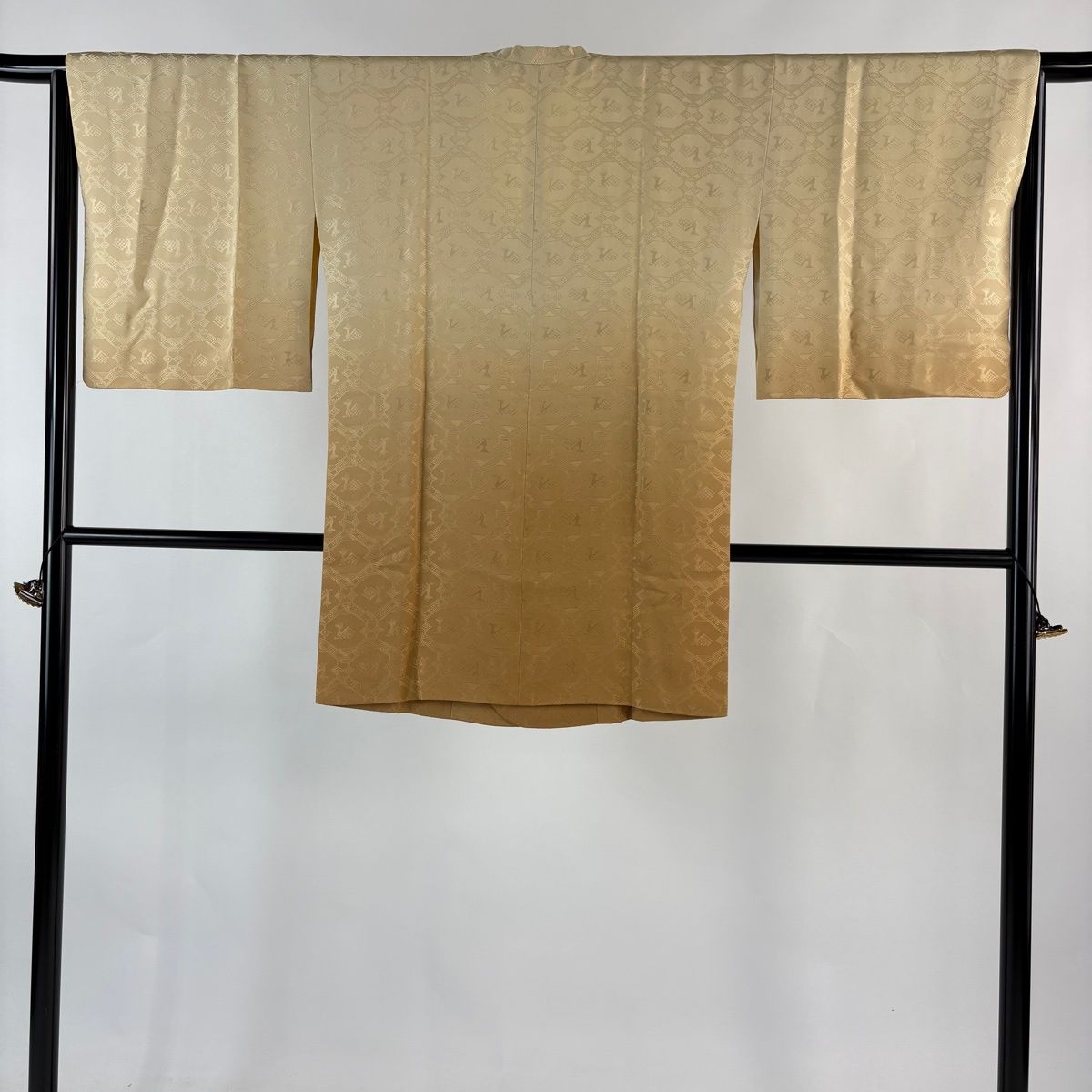 道行 身丈88 cm 裄丈66 5 M 和装コート 角衿 地紋 裾ぼかし ベージュ 正絹 秀品