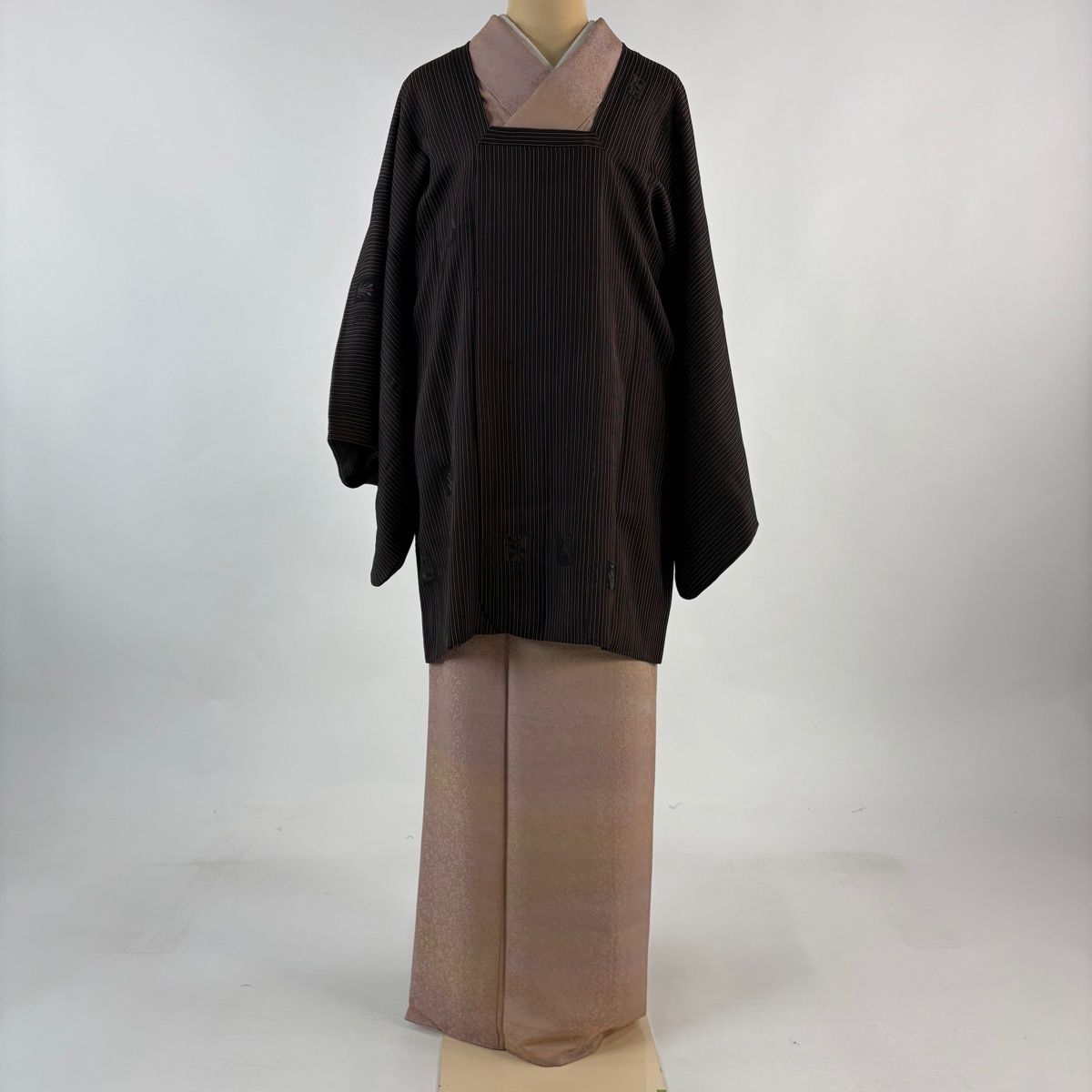 道行 身丈84.5 cm 裄丈67.5 L 和装コート 角衿 縦縞 草花 黒灰 正絹 秀品