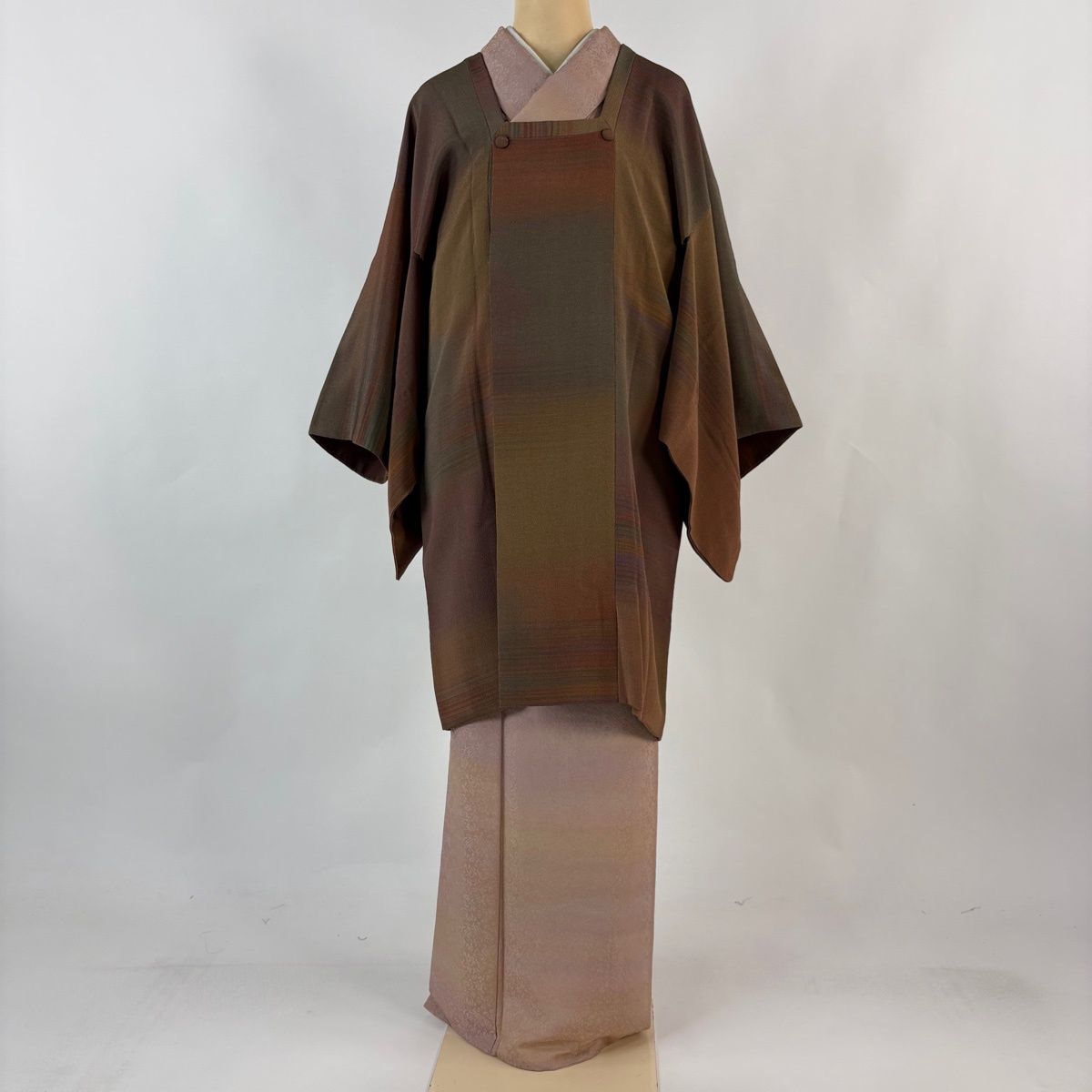 道行 身丈94 cm 裄丈66.5 M 和装コート 角衿 落款 縞 ぼかし 縮緬 茶色 正絹 秀品