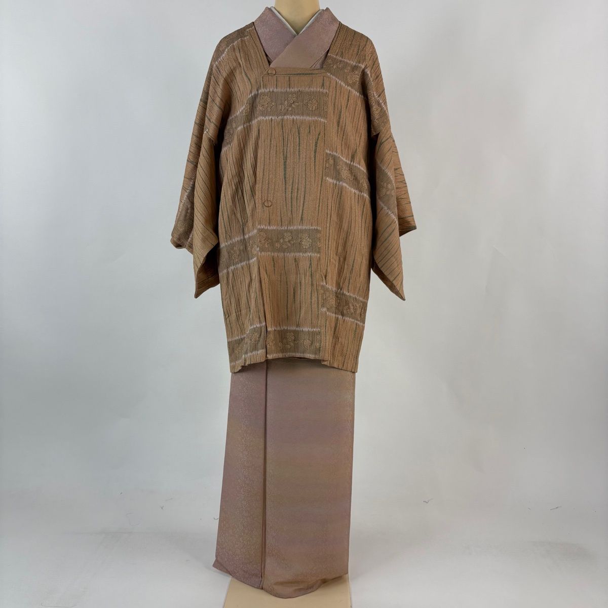 道行 身丈86 cm 裄丈63 S 和装コート 角衿 草花 絞り 薄茶色 正絹 秀品