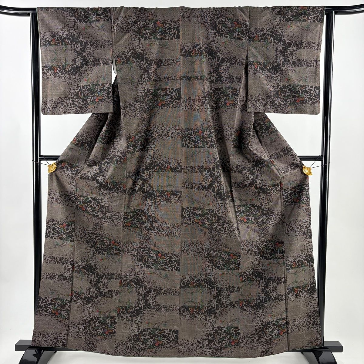 紬 身丈163 cm 裄丈64 M 袷 バチ衿 草花 焦茶色 正絹 秀品