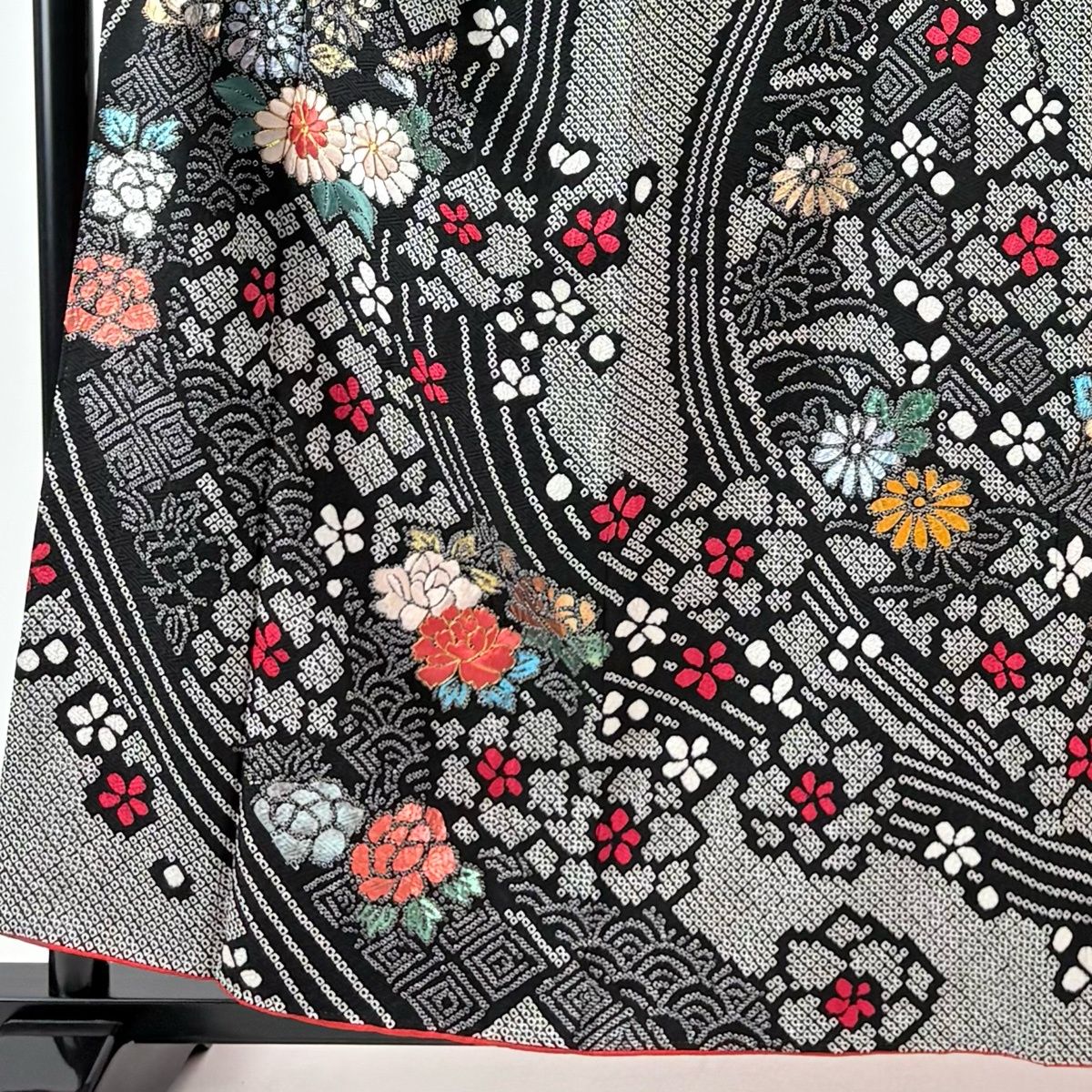 振袖 身丈159 cm 裄丈64 M 袷 菊 牡丹 絞り 刺繍 黒 正絹 秀品