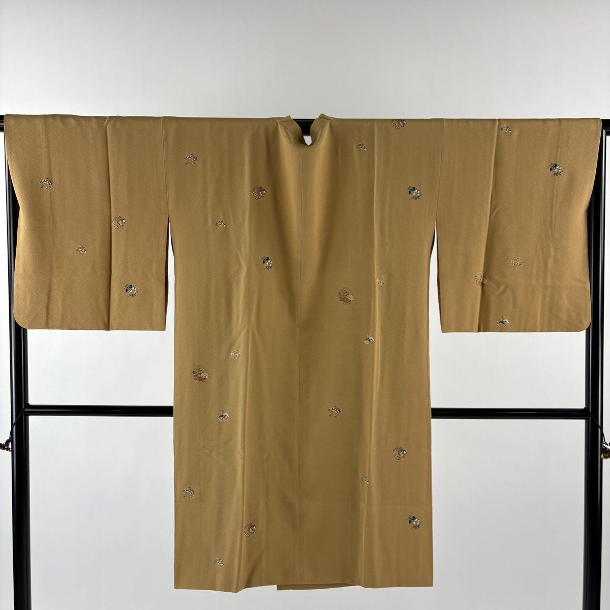 道行 身丈105 cm 裄丈68.5 L 和装コート 千代田衿 花丸文 宝尽くし 金彩 薄黄土色 正絹 秀品