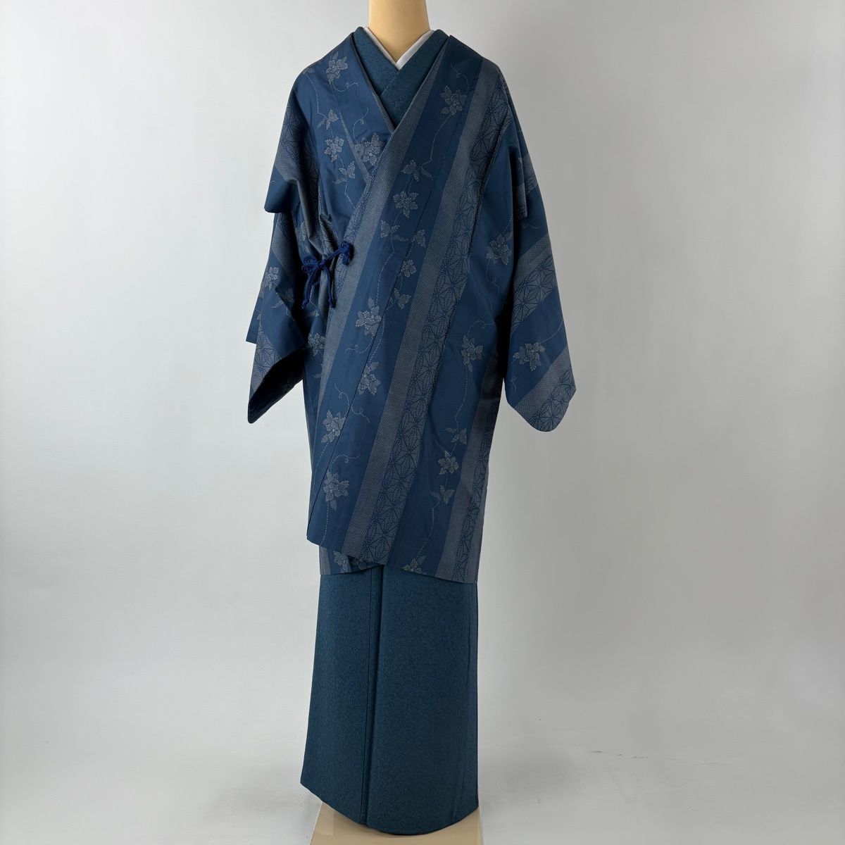 道中着 身丈97.5 cm 裄丈65 M 紬地 和装コート 花唐草 麻の葉 青灰色 正絹 秀品