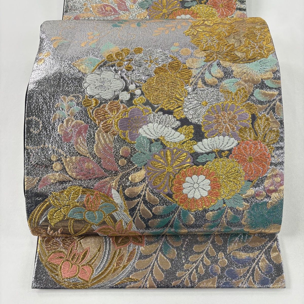 アイボリー 正絹(一部銀糸) 花唐草に丸文 古典文様 六通柄 袋帯 美品 袋帯 秀品 花丸文 藤 金銀糸 唐織 銀色 六通 正絹 【中古】 - メルカリ