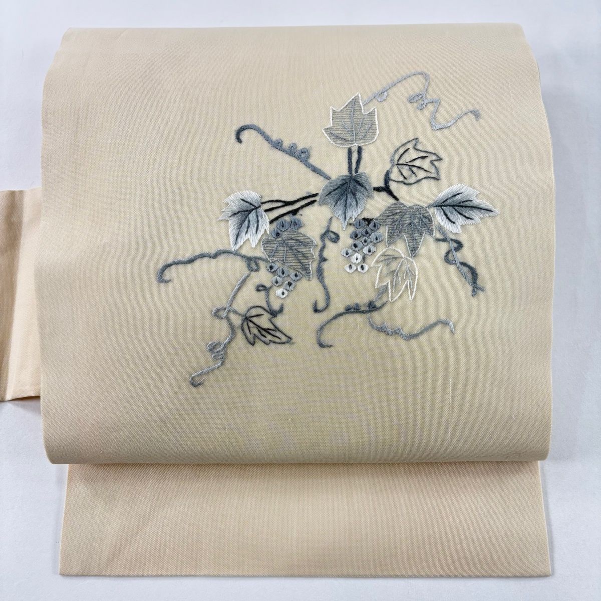 美品】 名古屋帯 秀品 夏帯 葡萄唐草 刺繍 ベージュ 正絹 【中古