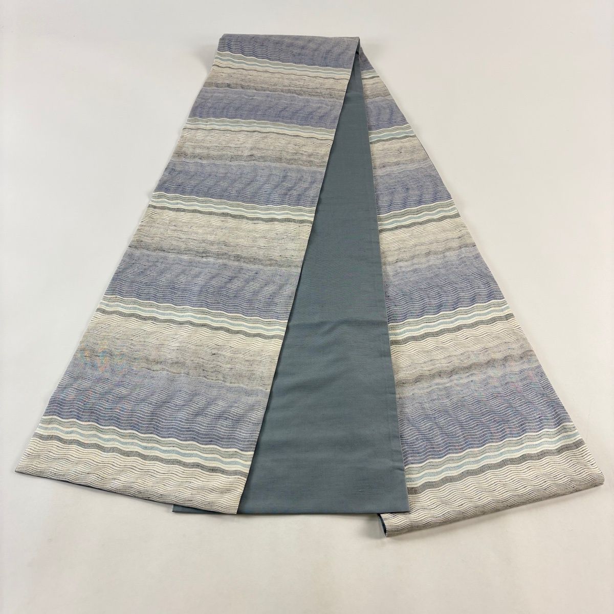 袋帯 秀品 紬地 よろけ縞 青灰色 全通 正絹 【中古】 - メルカリ 袋帯 秀品 紬地 よろけ縞 青灰色 全通 正絹 【中古】 - メルカリ