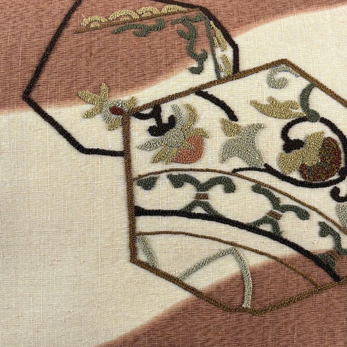 名古屋帯 秀品 紬地 花唐草 幾何学模様 相良刺繍 赤茶 正絹