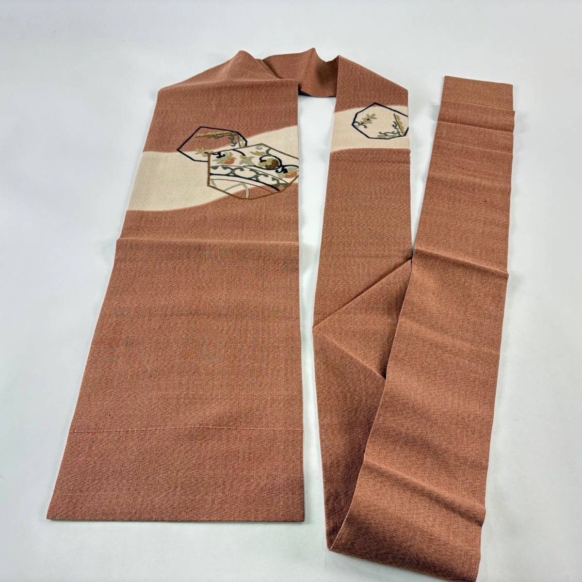  名古屋帯 秀品 紬地 花唐草 幾何学模様 相良刺繍 赤茶 正絹 名古屋帯 帯