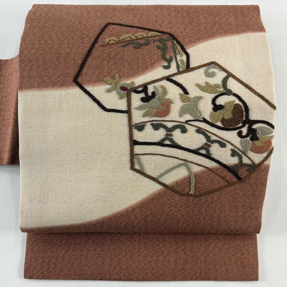 名古屋帯 秀品 紬地 花唐草 幾何学模様 相良刺繍 赤茶 正絹