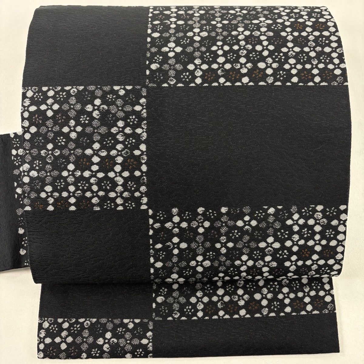 名古屋帯 秀品 小花 変わり市松 柿渋染 黒 正絹