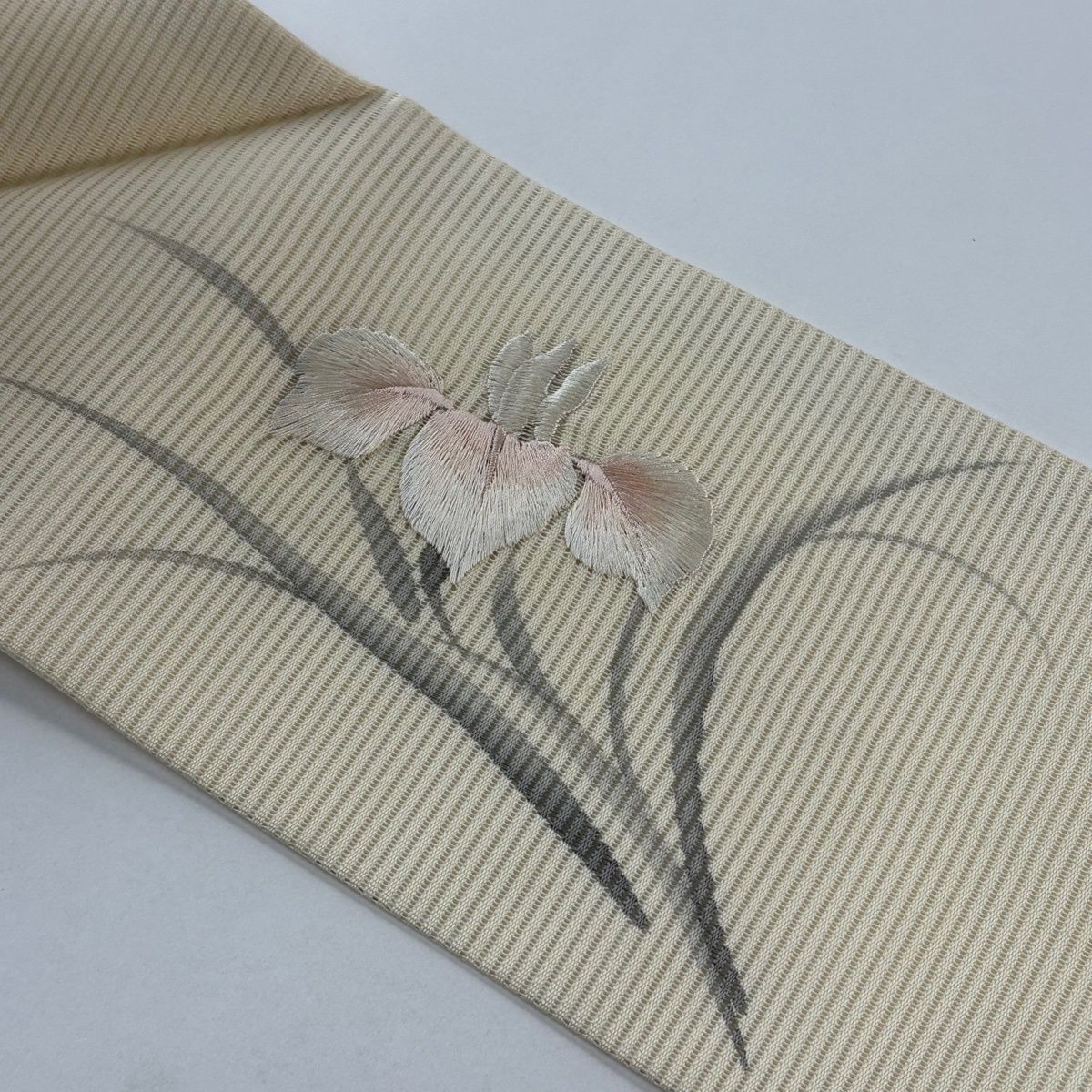 美品】 名古屋帯 秀品 夏帯 絽 関西仕立て 菖蒲 刺繍 クリーム 正絹