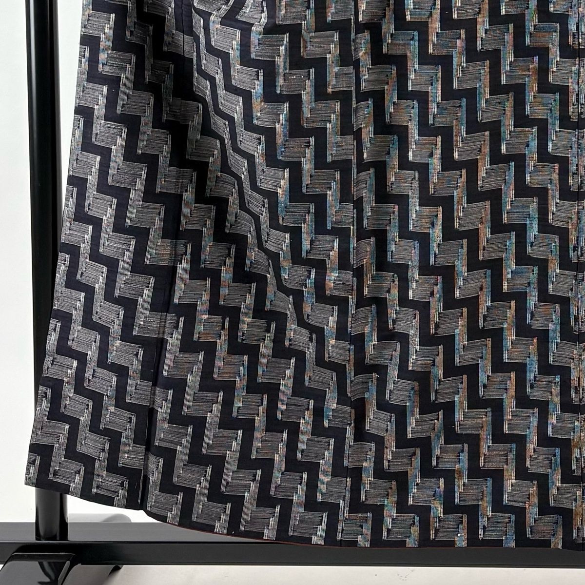 紬 身丈155 cm 裄丈64.5 M 袷 幾何学 墨色 正絹 秀品