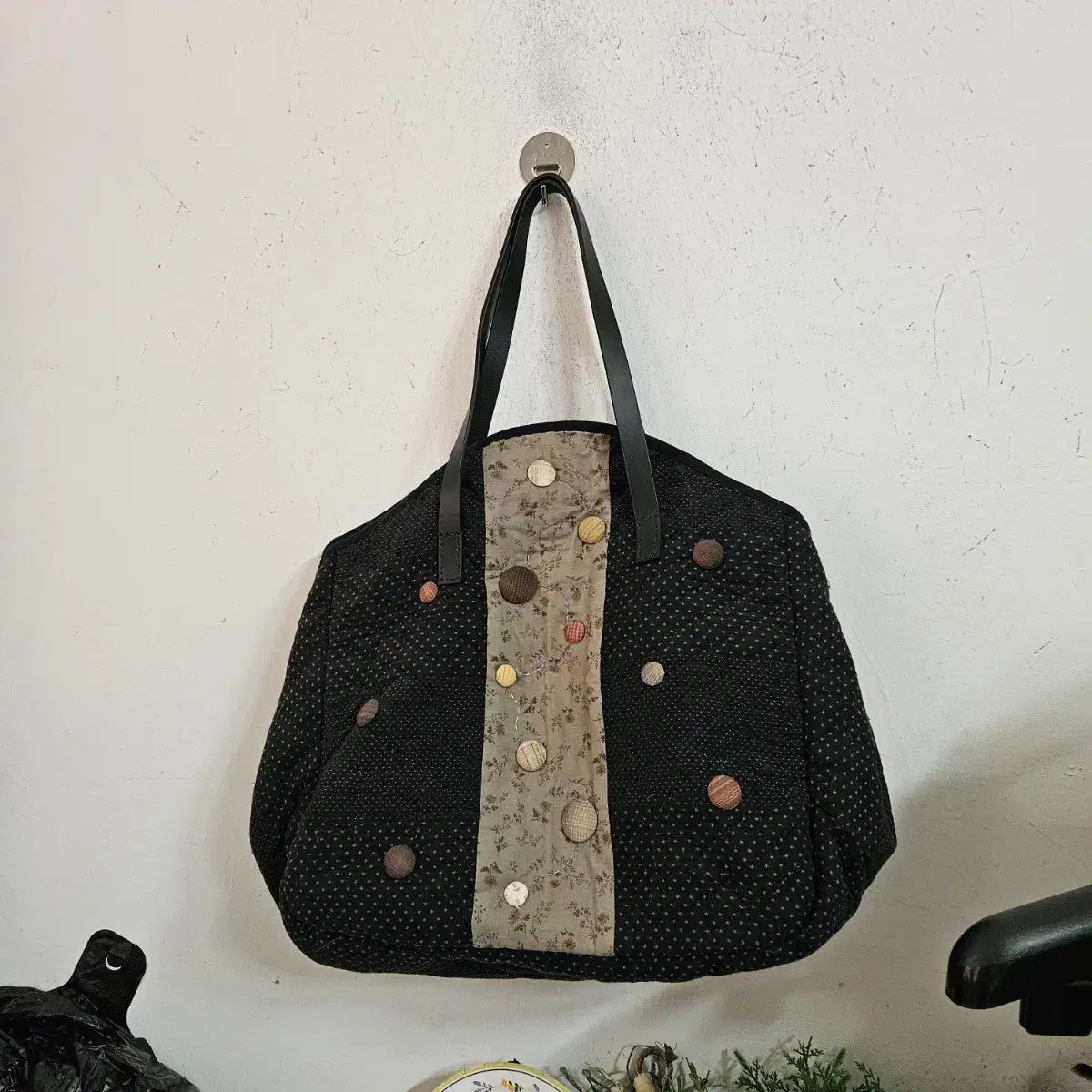 キルティングスタイル ブラック ボタン装飾 トートバッグ