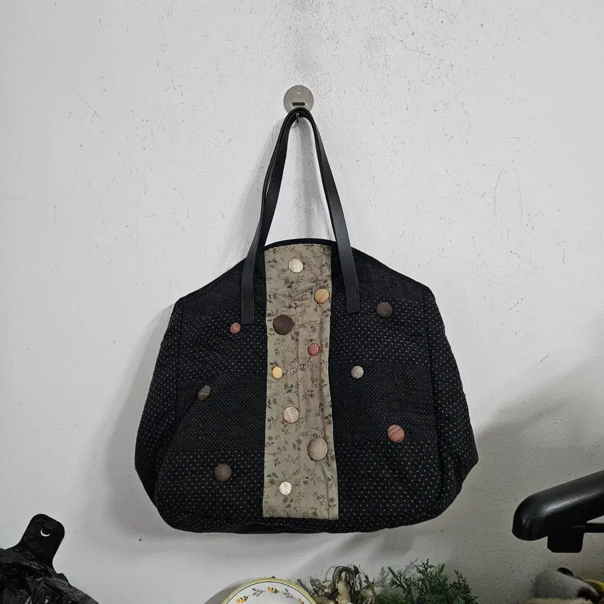 キルティングスタイル ブラック ボタン装飾 トートバッグ