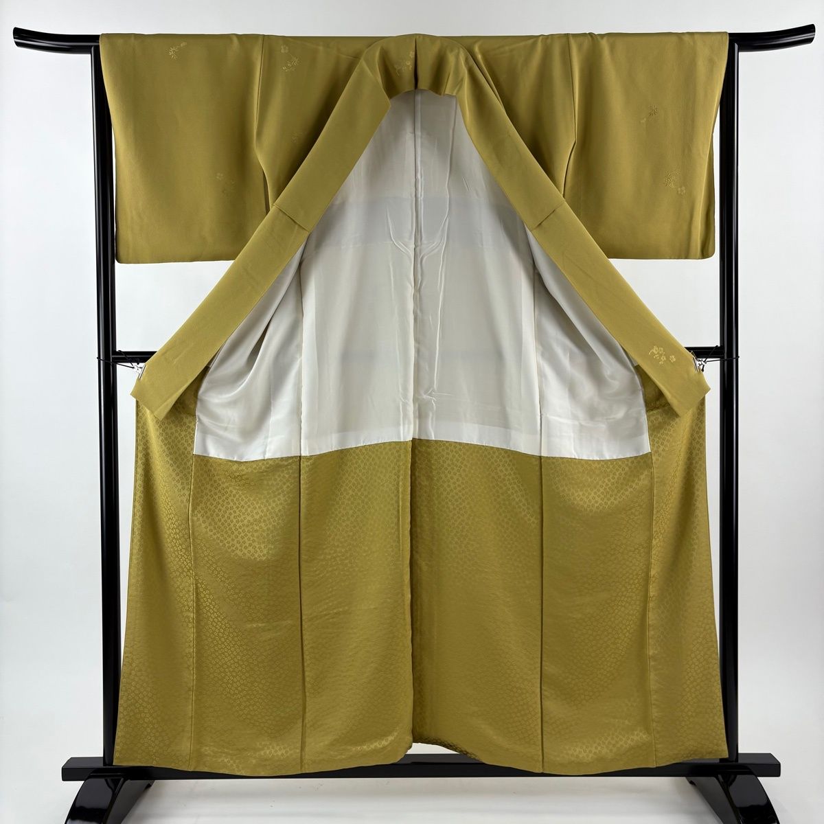  色無地 身丈157 cm 裄丈65 M 袷 柿本市郎 落款 地紋 からし色 正絹 秀品 一つ紋 色無地 着物