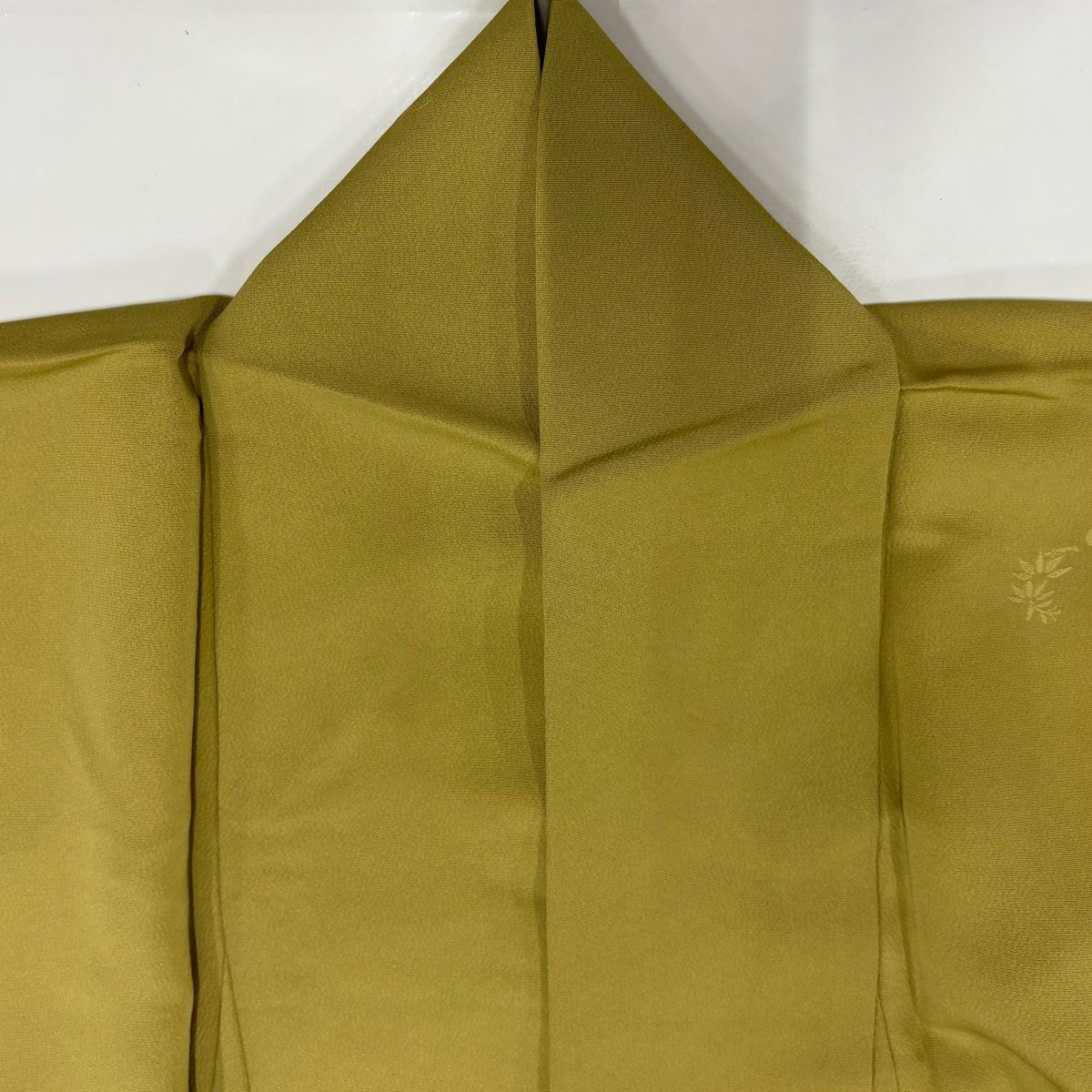 美品】 色無地 身丈157cm 裄丈65cm M 袷 柿本市郎 落款 地紋 からし色 美品】 色無地 身丈157cm 裄丈65cm M 袷 柿本市郎 落款 地紋 からし色