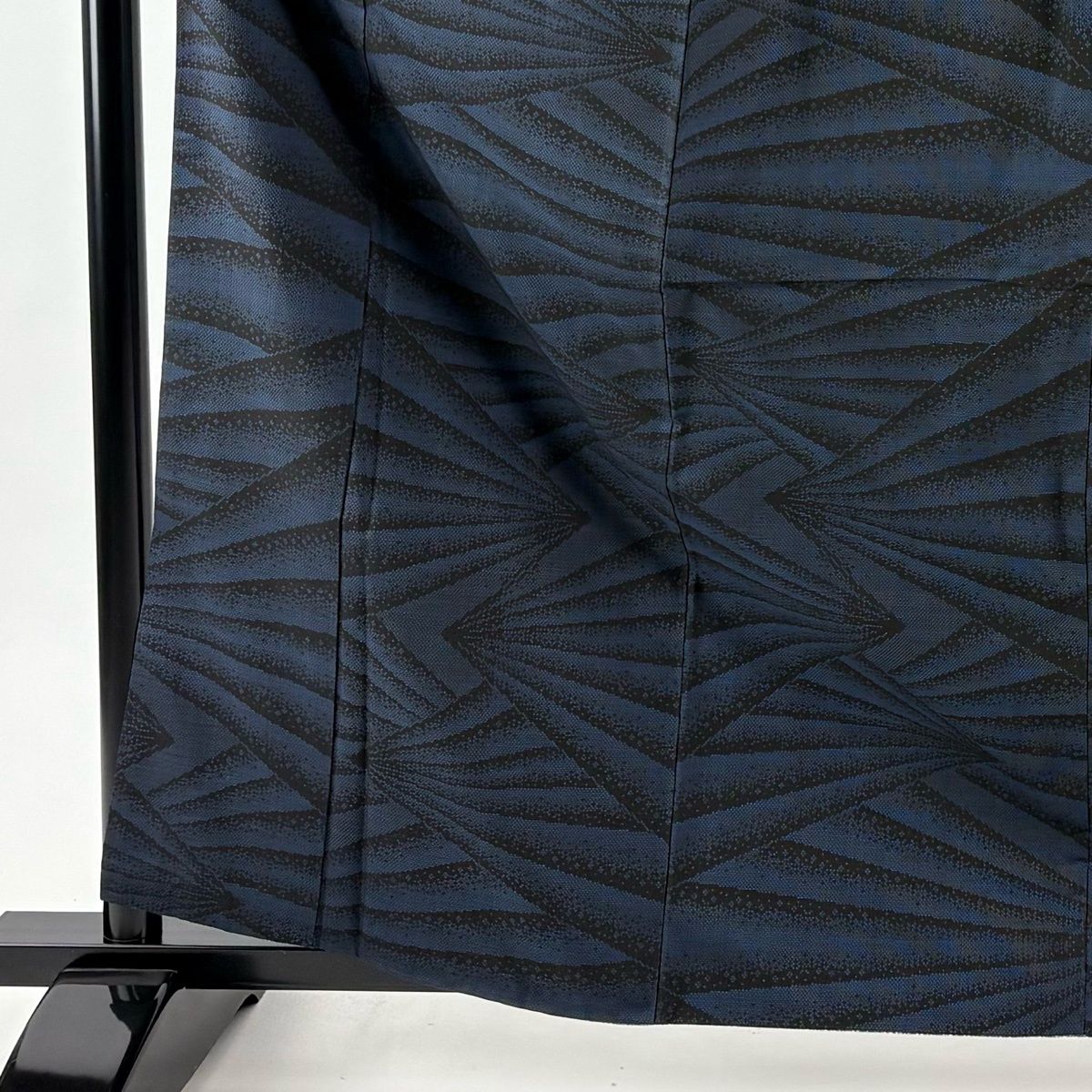 紬 身丈162.5 cm 裄丈66 M 袷 幾何学模様 紺色 正絹 秀品