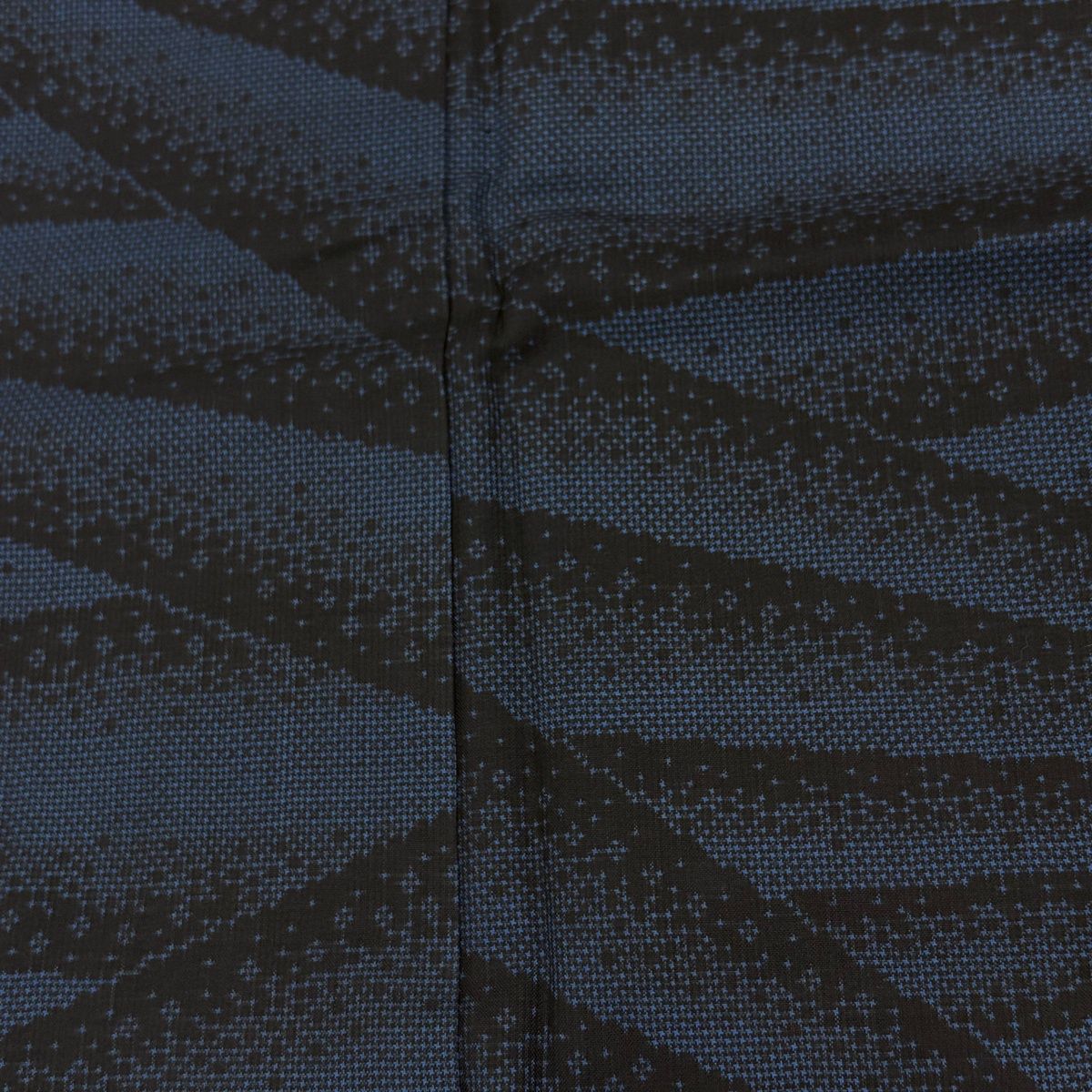  紬 身丈162.5 cm 裄丈66 M 袷 幾何学模様 紺色 正絹 秀品 紬 着物