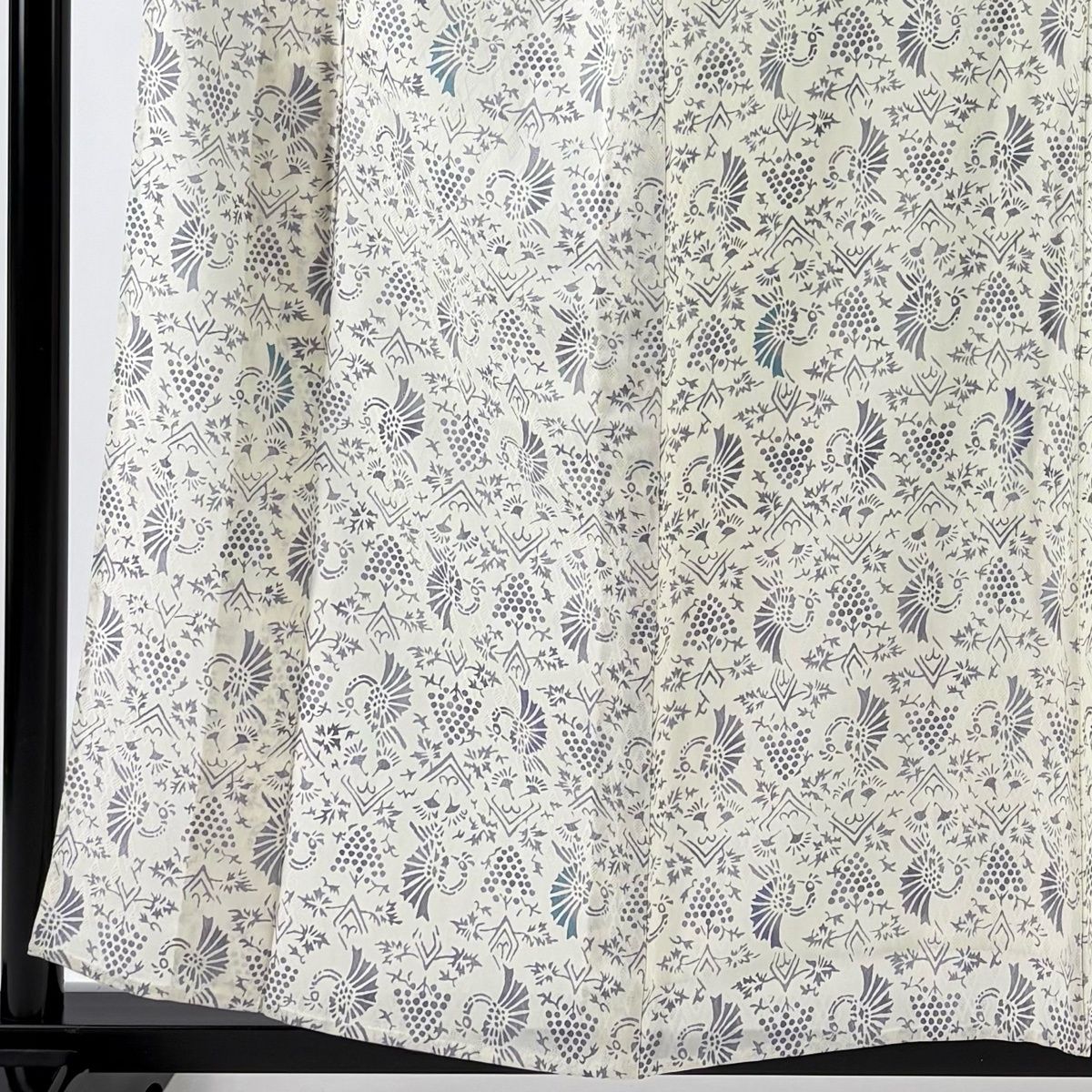 小紋 身丈158.5 cm 裄丈63.5 S 薄物 葉と実 幾何学 灰白 正絹 秀品