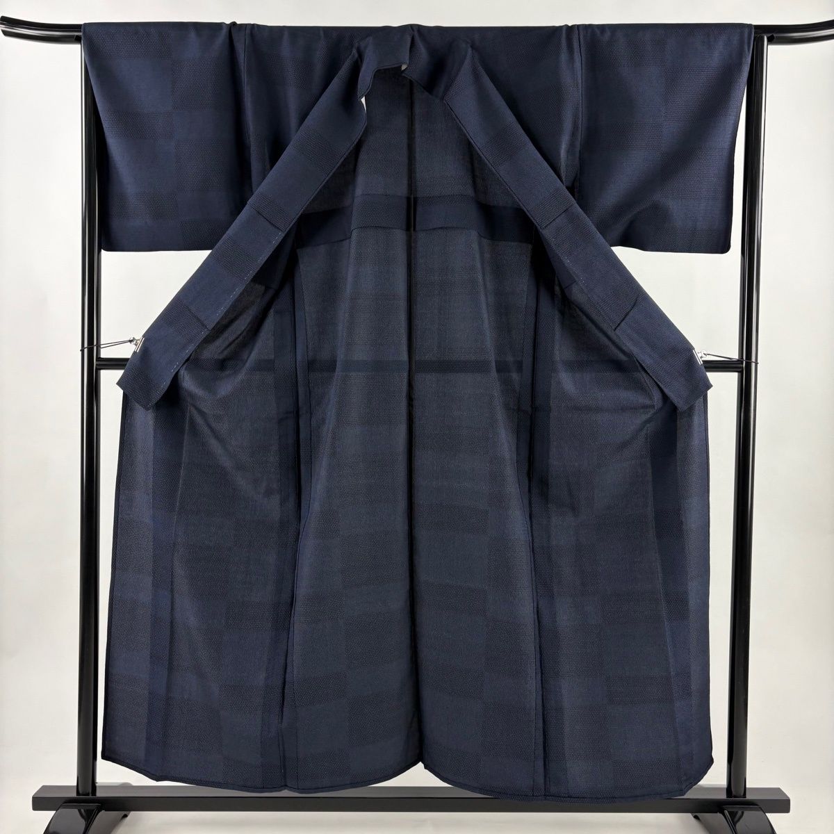  紬 身丈155.5 cm 裄丈66 M 単衣 変わり市松 幾何学 紺色 正絹 秀品 紬 着物